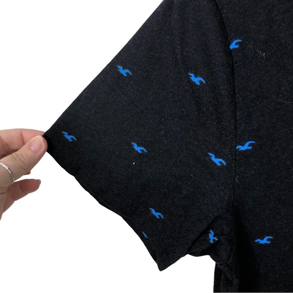 Unisex Hollister T-Shirt Featuring the iconic Bird Logo all over graphic SZ M - Picture 3 of 4